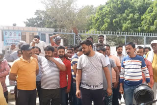 employees protest in the case of a fight with a sweeper in sirsa