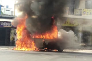 शाहजहांपुर में कार में लगी आग