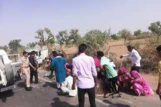 Pickup full of laborers overturned, मजदूरों से भरी पिकअप पलटी