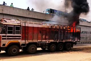வேலூரில் தீ பிடித்து எரிந்த ராஜஸ்தான் லாரி  லாரி தீ விபத்து  வேலூரில் லாரி தீ விபத்து  தீ விபத்து  Rajasthan lorry caught fire in Vellore  lorry fire accident  lorry fire accident in Vellore  fire accident