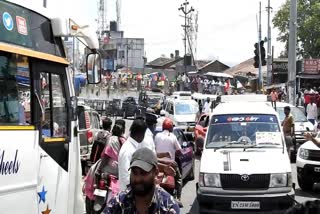 அமமுகவினரால் கொடைக்கானலில் போக்குவரத்து பாதிப்பு  கொடைக்கானலில் போக்குவரத்து பாதிப்பு  கொடைக்கானலில் வாகன் நெரிசல்  அமமுக வேட்பாளர் வீரகுமார்  Traffic Jam In Kodaikanal  Traffic Jam In Kodaikanal Due To AMMK Party Election campaign  AMMK Party Election campaign  AIADMK candidate Veerakumar