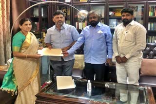 DK Shivakumar distributed B Form