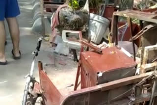 Innova car collides with e-rickshaw in delhi