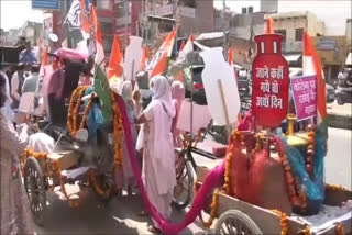 gurugram congress protest  haryana congress news  gurugram congress protest petrol price hike  gurugram latest news  गुरुग्राम महंगाई प्रदर्शन कांग्रेस बारात  गुरुग्राम कांग्रेस महंगाई प्रदर्शन