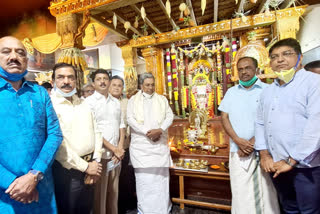 Siddaramaiah visits the Sri Raghavendra Swamy Math