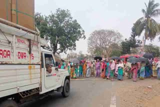 villagers-closed-road-demanding-recovery-of-missing-youth-in-pakur
