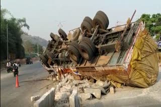 A lorry Overturned in koppal