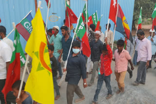 children collecting sdpi party candidate in ambur
