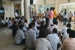 Employees protest demanding transfer of vellore corporation commissioner, மாநகராட்சி ஆணையரை பணியிட மாற்றம் செய்யக்கோரி ஊழியர்கள் போராட்டம், வேலூர் மாநகராட்சி ஆணையர் சங்கரன், வேலூர், vellore, vellore latest, வேலூர் மாவட்டச்செய்திகள், வேலூர் மாநகராட்சி ஊழியர்கள் போராட்டம்