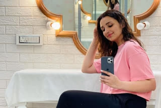 Parineeti reveals what she does when left 'alone in van'