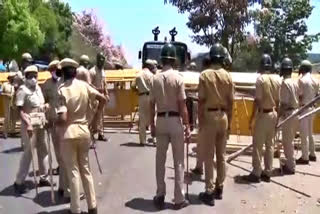 Honey bee attack, Honey bee attack on police, Honey bee attack on police in Farmer protest place, Honey bee attack news, ಜೇನು ದಾಳಿ, ಪೊಲೀಸರ ಮೇಲೆ ಜೇನು ದಾಳಿ, ರೈತರ ಪ್ರತಿಭಟನಾ ಸ್ಥಳದಲ್ಲಿ ಪೊಲೀಸರ ಮೇಲೆ ಜೇನು ದಾಳಿ, ಬೆಂಗಳೂರಿನಲ್ಲಿ ರೈತರ ಪ್ರತಿಭಟನಾ ಸ್ಥಳದಲ್ಲಿ ಪೊಲೀಸರ ಮೇಲೆ ಜೇನು ದಾಳಿ, ಜೇನು ದಾಳಿ ಸುದ್ದಿ,