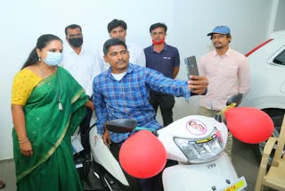 mlc-kavitha-helped-to-three-handicapped-peoples-in-hyderabad