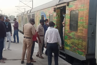 Smoke came out in the bogie of Ranchi-Delhi Express at Ghaziabad railway station