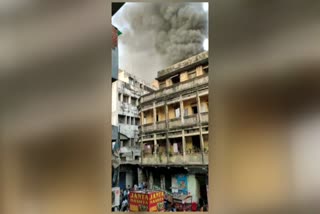 Massive fire breaks out at chemical center in Ahmedabad  അഹമ്മദാബാദില്‍ കെമിക്കല്‍ സെന്‍ററില്‍ തീപിടിത്തം  ഗുജറാത്ത് വാര്‍ത്ത  Gujarat news  fire breaks out