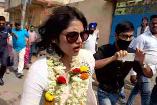 Actor-turned politician Saayoni Ghosh runs from campaign rally after being 'manhandled'