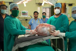16 kg tumour removed from 20-yr-old woman