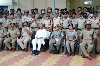 tamradhwaj sahu honors the policemen