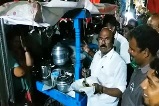 சென்னை ராயபுரம் ஜெயக்குமார்  அமைச்சர் ஜெயக்குமார்  ராயபுரம் தொகுதி  அமைச்சர் ஜெயக்குமார் வாக்கு சேகரிப்பு  அமைச்சர் ஜெயக்குமார் இட்லி  Minister Jayakumar  Minister Jayakumar Collecting Votes In Rayapuram Constituency  Minister Jayakumar Eating at a roadside restaurant