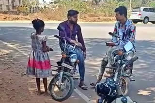 Child Helpline Officers rescue, Child Helpline Officers rescue begging girl, Child Helpline Officers rescue begging girl in Doddaballapur, Doddaballapur news, ಮಕ್ಕಳ ಸಹಾಯವಾಣಿ ಅಧಿಕಾರಿಗಳು ರಕ್ಷಣೆ, ಭಿಕ್ಷಾಟನೆ ಮಾಡುತ್ತಿದ್ದ ಬಾಲಕಿಯನ್ನು ರಕ್ಷಿಸಿದ ಅಧಿಕಾರಿಗಳು, ದೊಡ್ಡಬಳ್ಳಾಪುರದಲ್ಲಿ  ಭಿಕ್ಷಾಟನೆ ಮಾಡುತ್ತಿದ್ದ ಬಾಲಕಿಯನ್ನು ರಕ್ಷಿಸಿದ ಅಧಿಕಾರಿಗಳು, ದೊಡ್ಡಬಳ್ಳಾಪುರ ಸುದ್ದಿ,