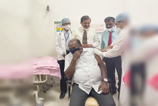 former-cm-hd-kumaraswamy-takes-corona-vaccine