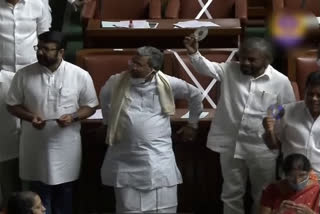 Opposition protests with CDs in Karnataka assembly  പ്രതിപക്ഷ ബഹളം  സിഡി സർക്കാർ ആരോപണം  ബെംഗളൂരു  ലൈംഗിക ആരോപണം  മുൻ മന്ത്രി രമേശ് ജാർക്കിഹോളി ഉൾപ്പെട്ട ലൈംഗിക ആരോപണക്കേസ്