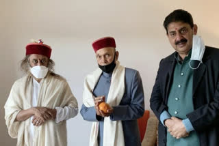 sri sri ravi shankar maharaj met prem kumar dhumal in dharmshala