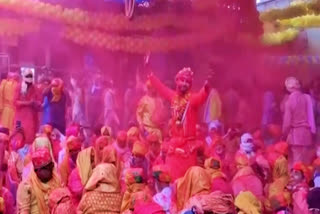 India devotees ignore Covid restrictions, celebrate Holi