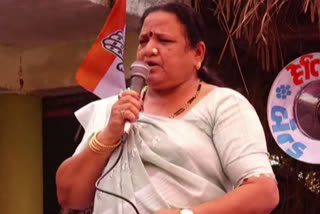 Gujarat Cong MLA  Cong MLA asks party workers to pelt stones  pelt stones at BJP candidates' homes  Congress MLA Chandrika Baria  ബിജെപി സ്ഥാനാർഥികൾക്കെതിരെ കോൺഗ്രസ് എം‌എൽ‌എയുടെ വിവാദ പ്രസ്‌താവന  Gujarat Cong MLA  ഗുജറാത്ത് കോൺഗ്രസ് എം‌എൽ‌എ  ഗുജറാത്ത്  കോൺഗ്രസ് എം‌എൽ‌എ  കോൺഗ്രസ്  congress  congress mla  ഗുജറാത്ത് കോൺഗ്രസ് എം‌എൽ‌എ ചന്ദ്രികബെൻ ബാരിയ  ചന്ദ്രികബെൻ ബാരിയ  chandrikaben baria  election