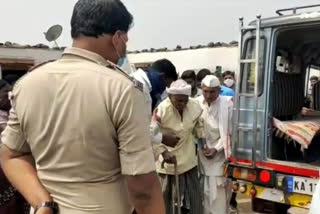 PSI rescued retired teacher, PSI rescued retired teacher from his elder brother, PSI rescued retired teacher in Basavakalyana, Basavakalyana news, ನಿವೃತ್ತ ಶಿಕ್ಷಕನಿಗೆ ಆಸರೆ ಕಲ್ಪಿಸಿದ ಪಿಎಸ್‌ಐ, ಬಸವಕಲ್ಯಾಣದಲ್ಲಿ ನಿವೃತ್ತ ಶಿಕ್ಷಕನಿಗೆ ಆಸರೆ ಕಲ್ಪಿಸಿದ ಪಿಎಸ್‌ಐ, ಬಸವಕಲ್ಯಾಣ ಸುದ್ದಿ,