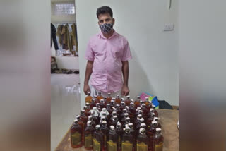 one arrested for keeping liquor  kozhikode crime  ഇലക്ഷന്‍ സ്പെഷ്യല്‍ ഡ്രൈവ്  election special drive  കോഴിക്കോട് ക്രൈം  സ്‌കൂട്ടറില്‍ മദ്യം സൂക്ഷിച്ച് വിൽപന