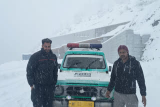Serious patient transported from Keylong to Kullu in ambulances amidst 4 hours of snowfall