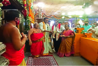 chief commissioner of telangana budda murali visited yadadri temple