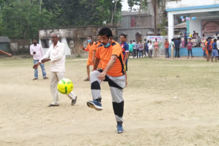 ফুটবলের খেলার মধ্যে দিয়ে প্রচার শুরু করলেন প্রার্থী