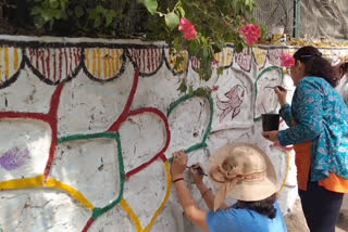 Women are doing paintings on the walls of Mehrauli in South Delhi