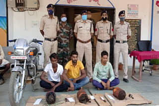 तीन आरोपी गिरफ्तार, three accused arrested