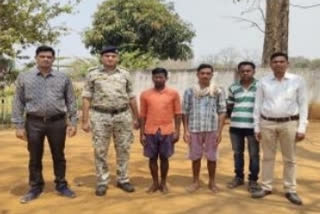 Naxalites in dantewada, इनामी नक्सली गिरफ्तार