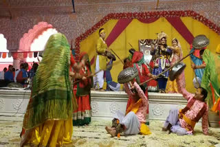 ग्वालों पर सखियों ने बरसाई लाठियां  जयपुर समाचार  Phagotsav at Govind Devji Temple  Barsana's Lathmar Holi special attraction