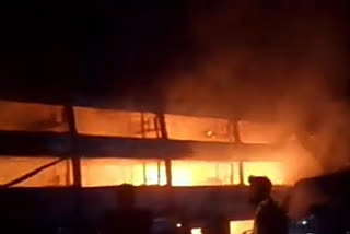 Fire broke out, Fire broke out after Bus and Lorry collide, Fire broke out after Bus and Lorry collide in DakshinaKannada, DakshinaKannada accident, DakshinaKannada accident news, ಬೆಂಕಿ ಅವಘಡ, ಬಸ್​ ಮತ್ತು ಲಾರಿ ಡಿಕ್ಕಿ ಬಳಿಕ ಬೆಂಕಿ ಅವಘಡ, ದಕ್ಷಿಣಕನ್ನಡದಲ್ಲಿ ಬಸ್​ ಮತ್ತು ಲಾರಿ ಡಿಕ್ಕಿ ಬಳಿಕ ಬೆಂಕಿ ಅವಘಡ, ದಕ್ಷಿಣಕನ್ನಡ ಅಪಘಾತ, ದಕ್ಷಿಣಕನ್ನಡ ಅಪಘಾತ ಸುದ್ದಿ,