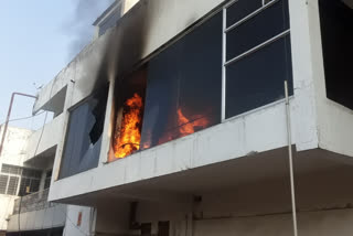 maruti showroom office caught fire in ramgarh