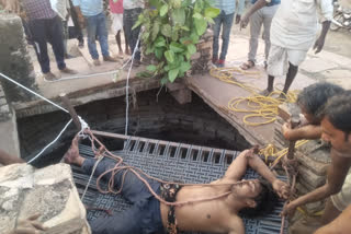 Drunk young man fell in a fallen well, rescued and pulled out