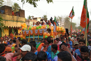 a-crowd-of-people-in-jhargram-at-the-road-show-of-mithun-chakraborty