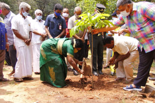 துணைநிலை ஆளுநர் தமிழிசை சவுந்தராஜன் தாவரவியல் பூங்காவை நேரில் சென்று ஆய்வு