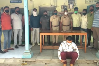 gangster was arrested in Akola with a pistol and live cartridges