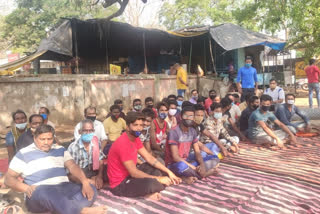 pavement shopkeepers sit on dharna against city council in simdega