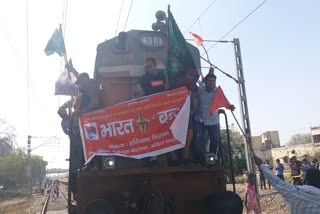 farmers stopped trains in sirsa due to bharat bandh