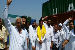 श्रीगंगानगर में किसानों ने किया प्रदर्शन,  bharat band mixed effect in Sriganganagar,  Farmers closed the road at the Punjab border
