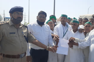 Farmers opened Eastern Peripheral Expressway by submitting a memorandum to the district administration