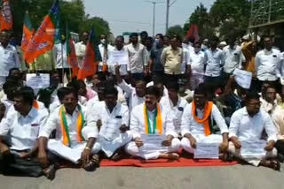 bjp leaders protest at dharmavaram police station