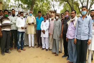 कलेक्टर से की सरपंच की शिकायत, Case of Gram Panchayat Somasi,  Farmers protest