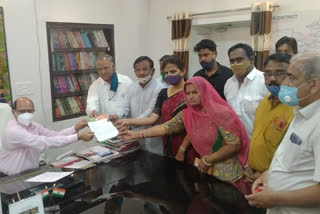 आंधी से खराब हुई फसलों पर मिले आर्थिक मदद, Memorandum submitted to the collector in the name of CM